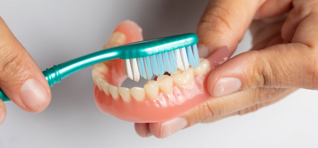 Médico dos Dentes - Limpar a prótese com lixívia