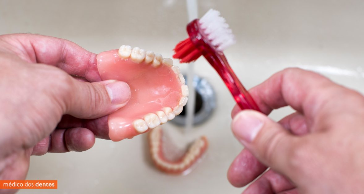 Como limpar a protese dentaria - Médico dos Dentes